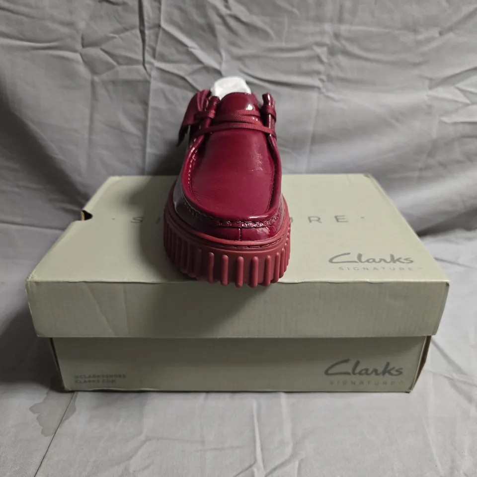 BOXED PAIR OF CLARKS SIGNATURE TORHILL BEE FLATFORM SHOES IN BURGUNDY SIZE 6