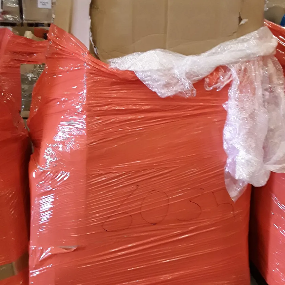 PALLET OF ASSORTED PRODUCTS INCLUDING CHRISTMAS WREATH, FOLDING DESK, SPIN MOP, ACCSTORE DRYING RACK