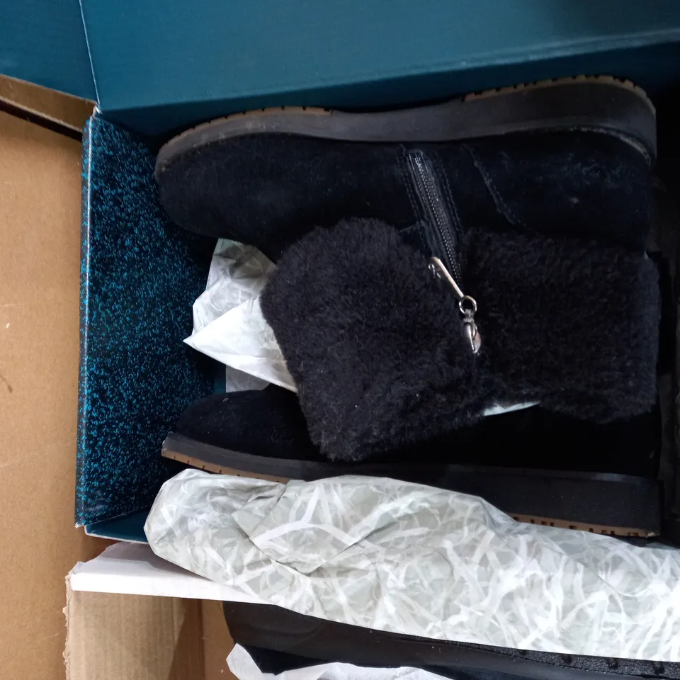 5 ASSORTED PAIRS OF SHOES