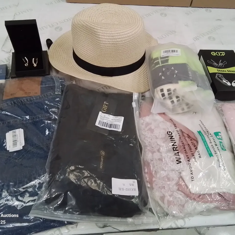 BOX CONTAINING LARGE QUANTITY OF MIXED EVERYDAY HOUSEHOLD ITEMS ETC. TO INCLUDE: DRESS UP JEWELLERY, HATS, LEVI JEANS, KIDS PYJAMAS AND LOTS MORE 