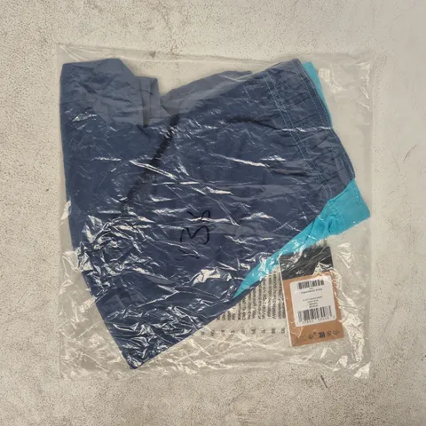 BAGGED THE NORTH FACE BLOCK SHORTS IN SHADY BLUE SIZE MEDIUM