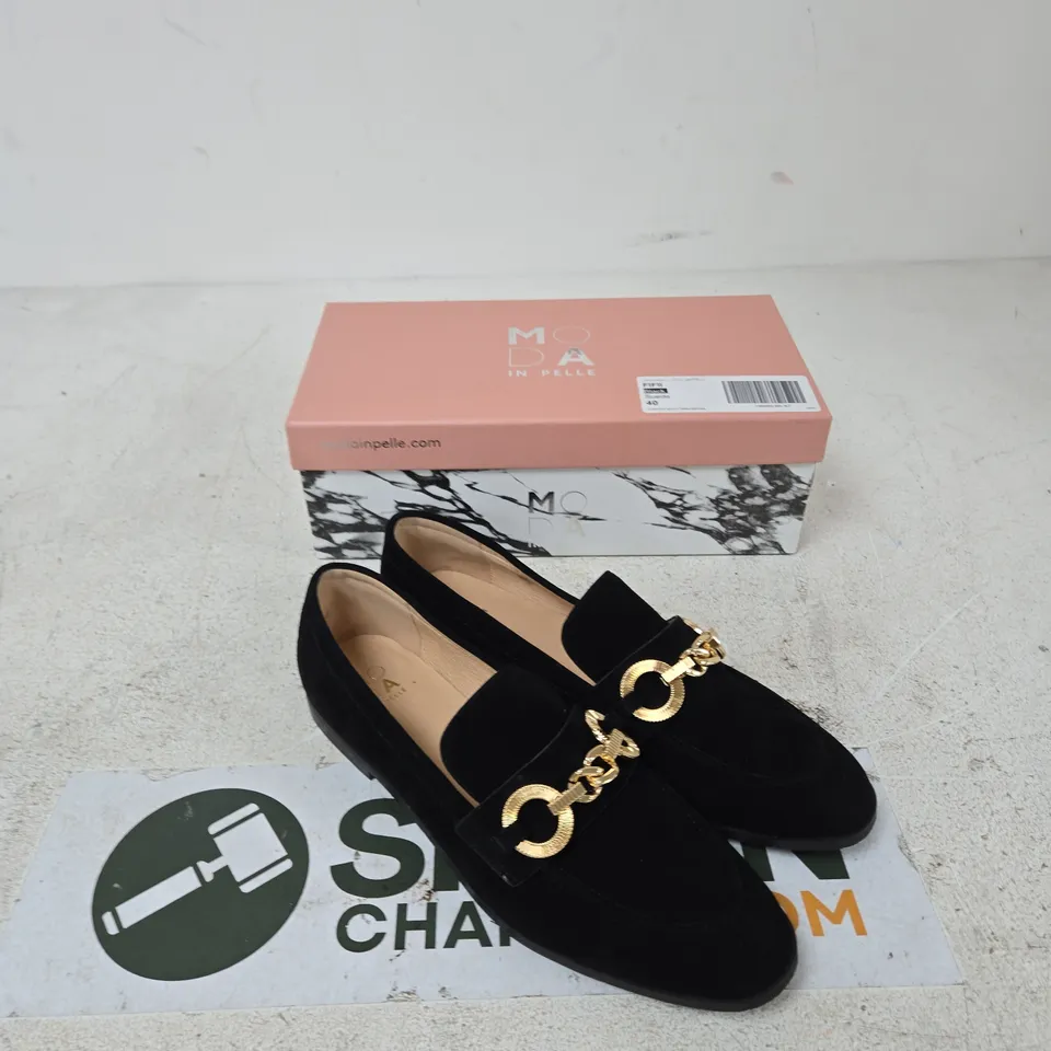 MODA IN PELLE BLACK SUEDE LOAFERS WITH GOLD CHAIN DETAIL, UK 7 (EU 40) – BOXED