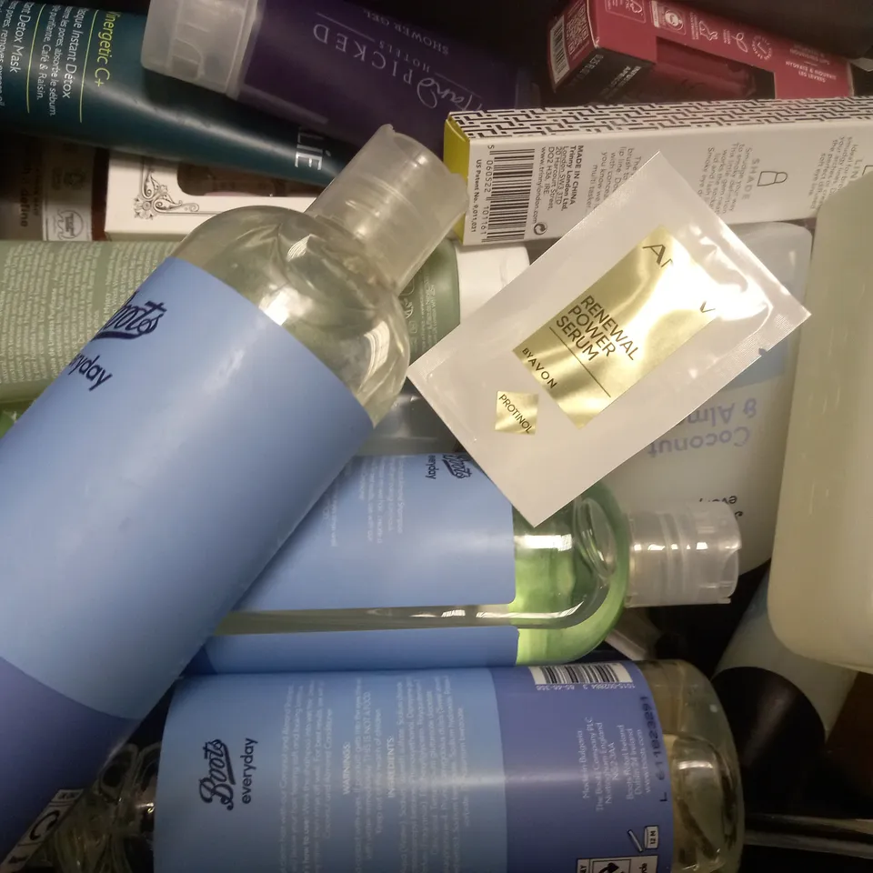 BOX OF ASSORTED COSMETIC ITEMS 
