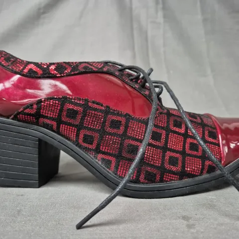 BOXED PAIR OF UNBRANDED BLOCK HEEL SHOES IN RED SIZE UNSPECIFIED