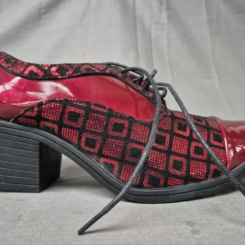 BOXED PAIR OF UNBRANDED BLOCK HEEL SHOES IN RED SIZE UNSPECIFIED