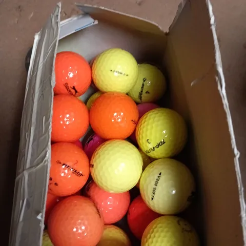 APPROXIMATELY 20 ASSORTED GOLF BALLS INCLUDING DUNLOP AND TOP FLITE 