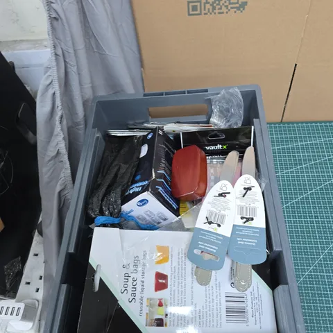 TOTE OF APPROXIMATELY 20 ASSORTED ITEMS TO INCLUDE: SHEFFIELD CUTLERY KNIFE 