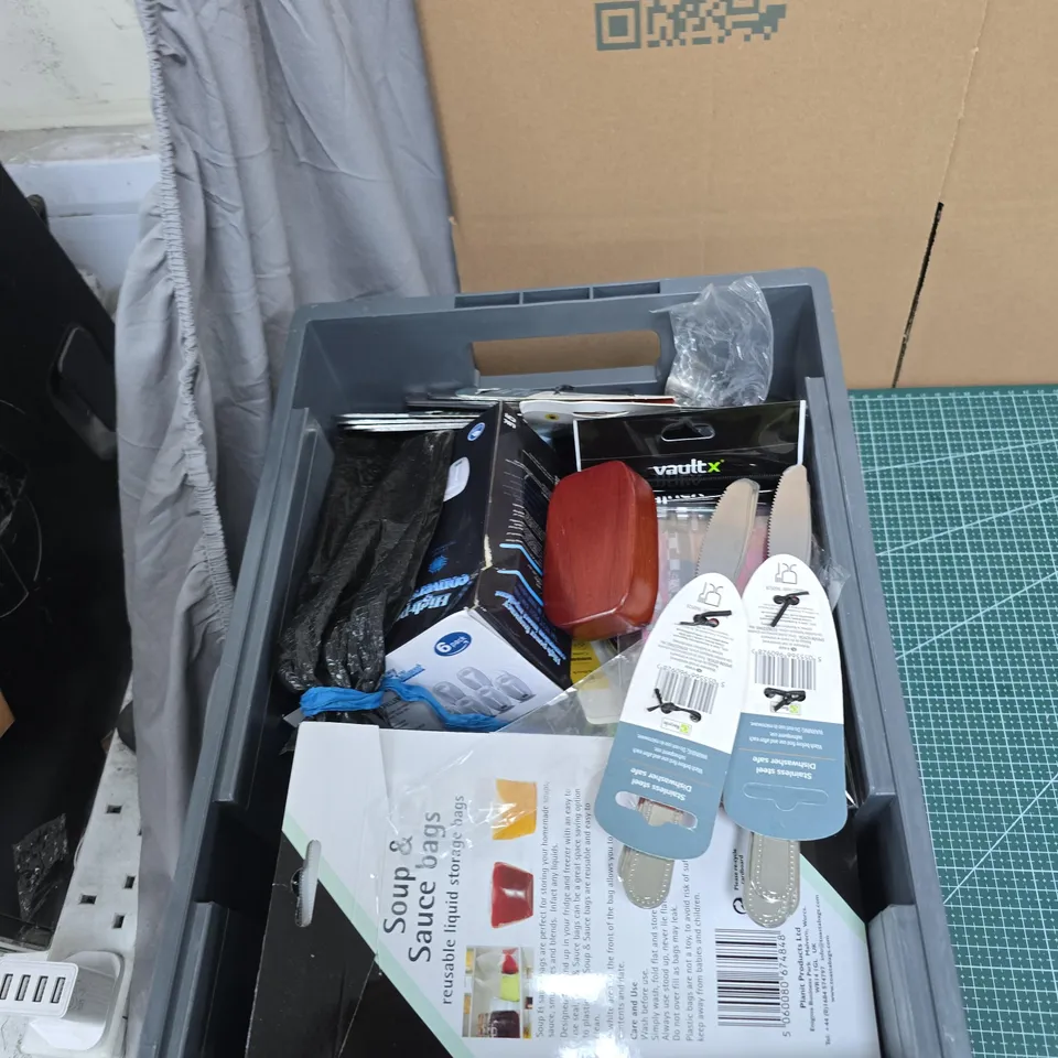 TOTE OF APPROXIMATELY 20 ASSORTED ITEMS TO INCLUDE: SHEFFIELD CUTLERY KNIFE 