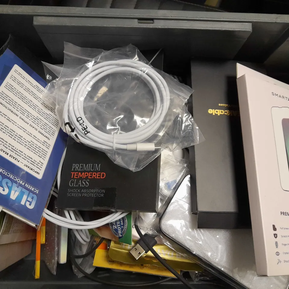 BOX OF APPROX 20 ITEMS TO INCLUDE TEMPERED GLASS SCREEN PROTECTOR, PROTECTIVE PHONE CASE AND USB CHARGE CABLES - ASSORTED PHONES