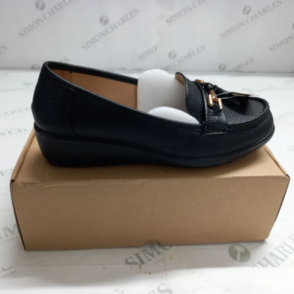 BOXED CUSHION WALK BLACK LOAFER SIZE 6