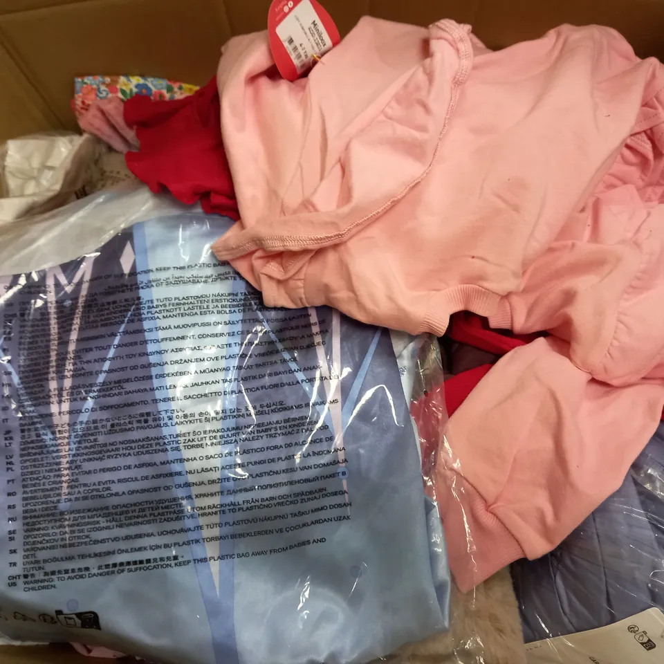 BOX OF APPROXIMATELY 25 ASSORTED KIDS CLOTHING ITEMS TO INCUDE - ONESIE , T-SHIRT , TOPS ETC