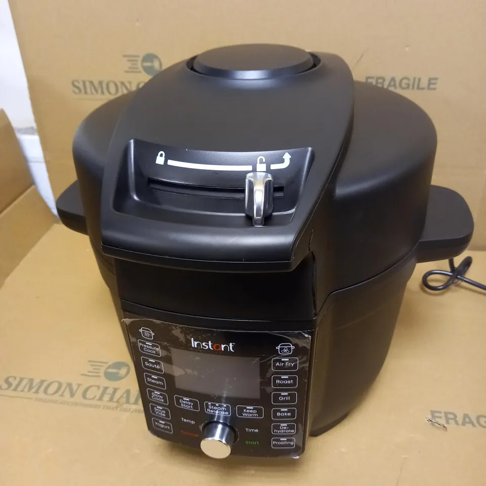 INSTANT POT DUO CRISP WITH ULTIMATE LID MULTI-COOKER AND AIR FRYER 