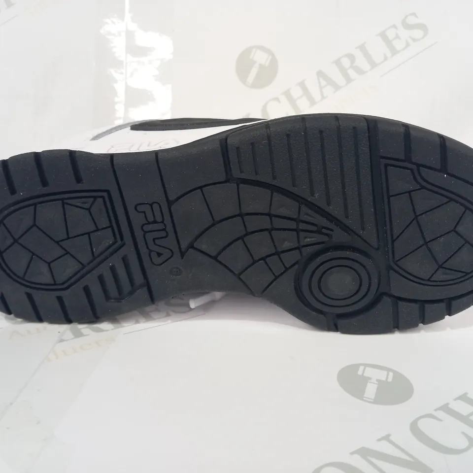 BOXED PAIR OF FILA KIDS TRAINERS IN WHITE/BLACK UK SIZE 13