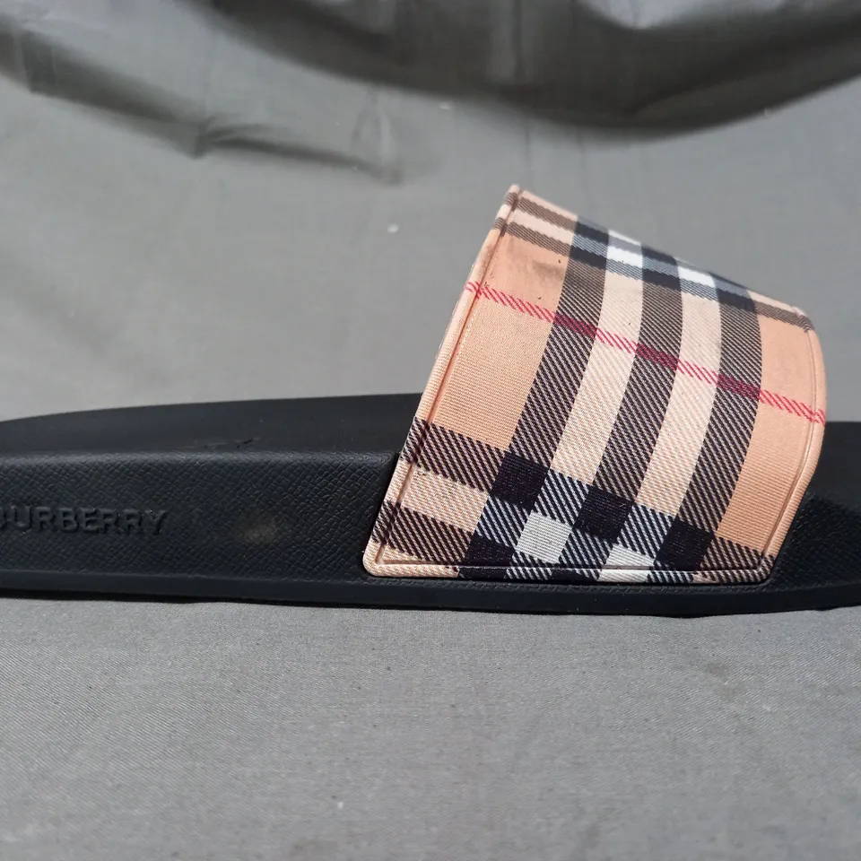 PAIR OF BURBERRY SLIDERS IN CHECK SIZE UNSPECIFIED