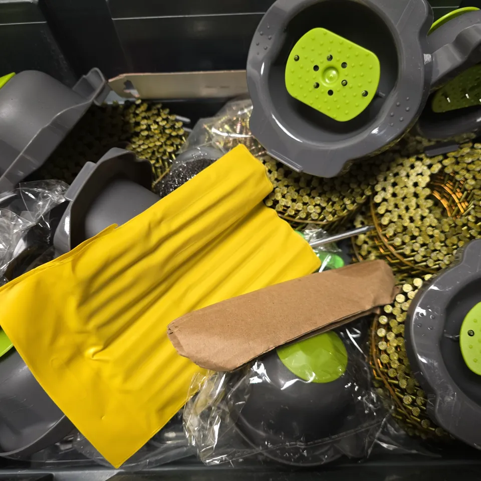 APPROXIMATELY 10 ASSORTED ITEMS TO INCLUDE - PIZZA CUTTER , SMALL SCYTHE ETC