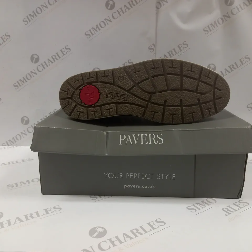 BOXED PAIR OF PAVERS WIDE FIT ADJUSTABLE SHOES CIFTC36015 UK SIZE 10