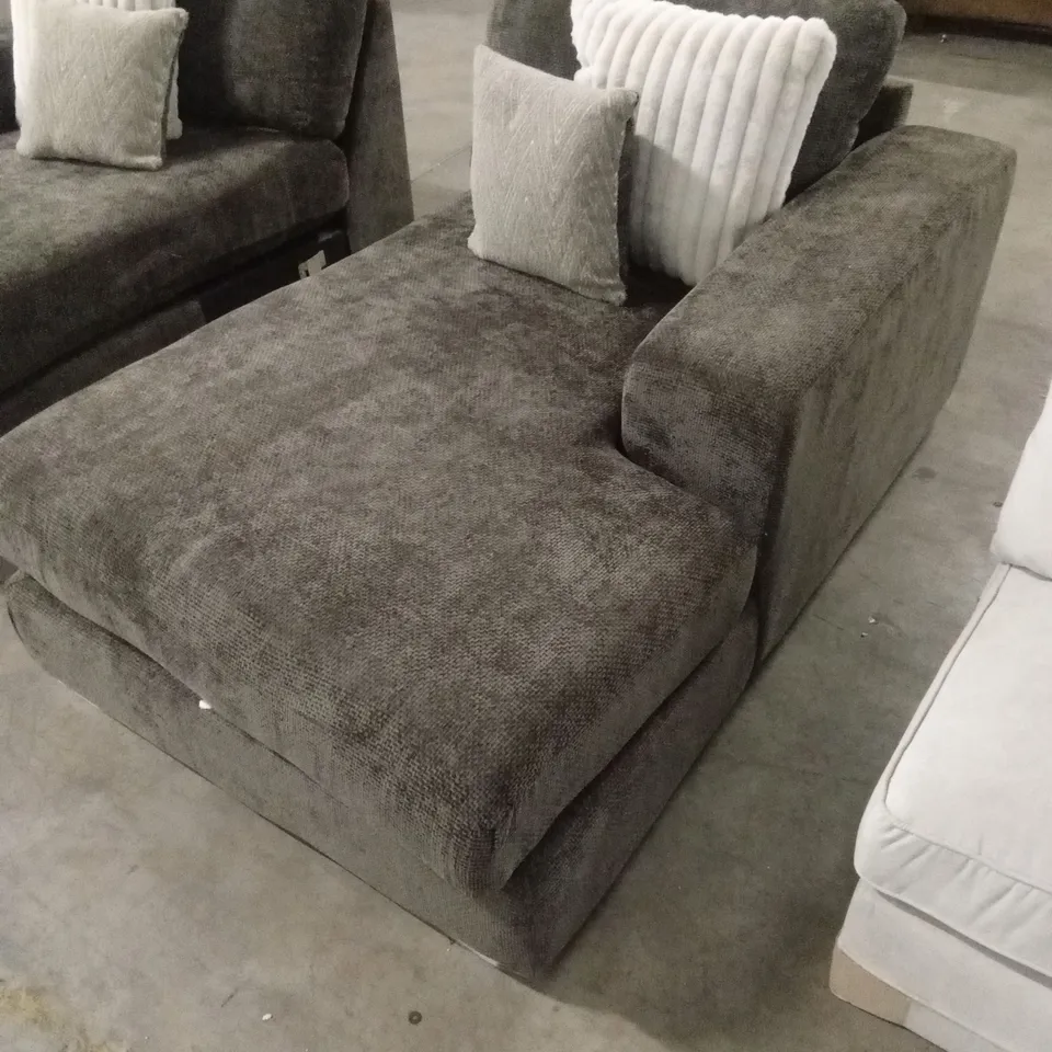 5 x ASSORTED DESIGNER SOFA PARTS
