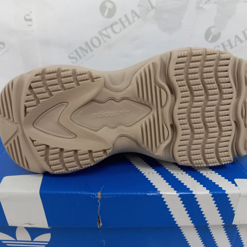 BOXED PAIR OF ADIDAS ORGINAL AOZGAIA WOMENS TRAINERS IN BEIGE - UK 4