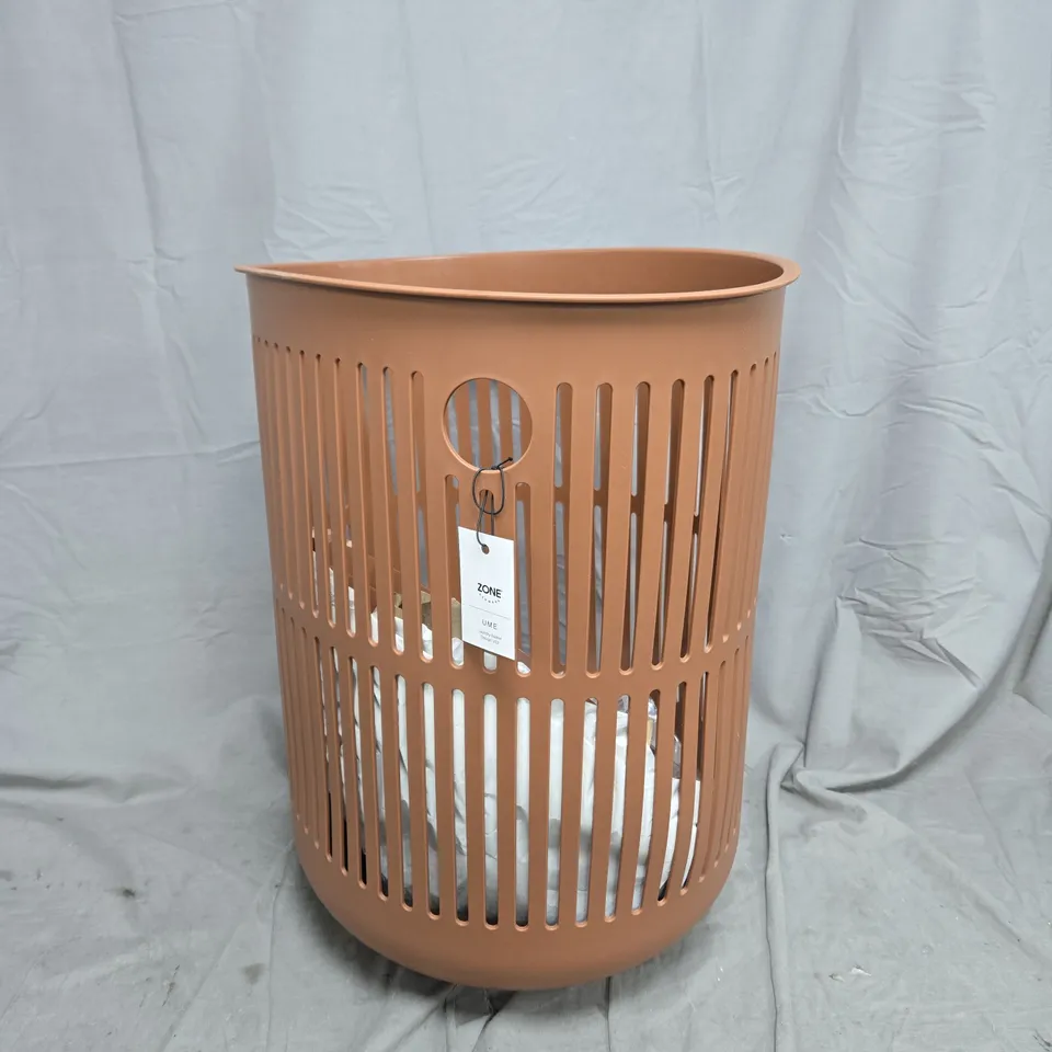 CAGE OF APPROXIMATELY 15 ASSORTED HOUSEHOLD ITEMS TO INCLUDE LAUNDRY BASKET, WRAPPING PAPER ETC