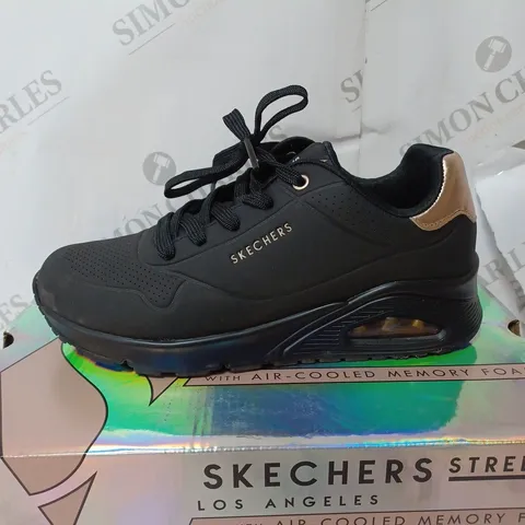 BOXED SKECHERS UNO MET TRIM TRAINERS, BLACK - SIZE 5