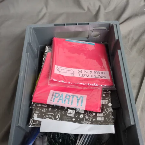 TOTE OF APPROXIMATELY 14 ASSORTED ITEMS TO INCLUDE: MANCHESTER UNITED KEYCHAIN 