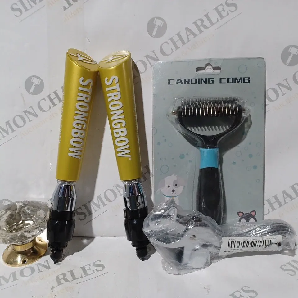 APPROXIMATELY 15 ASSORTED HOUSEHOLD ITEMS TO INCLUDE CARDING COMB, KOOL PAK +, ETC