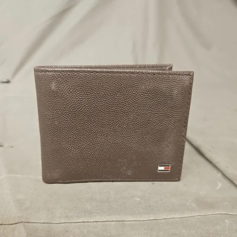 TOMMY HILFIGER LEATHER WALLET – BROWN 