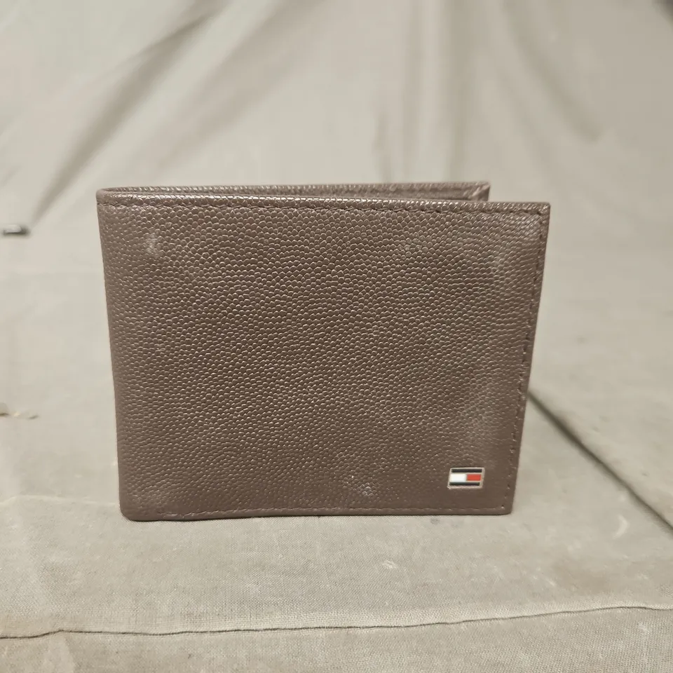 TOMMY HILFIGER LEATHER WALLET – BROWN 