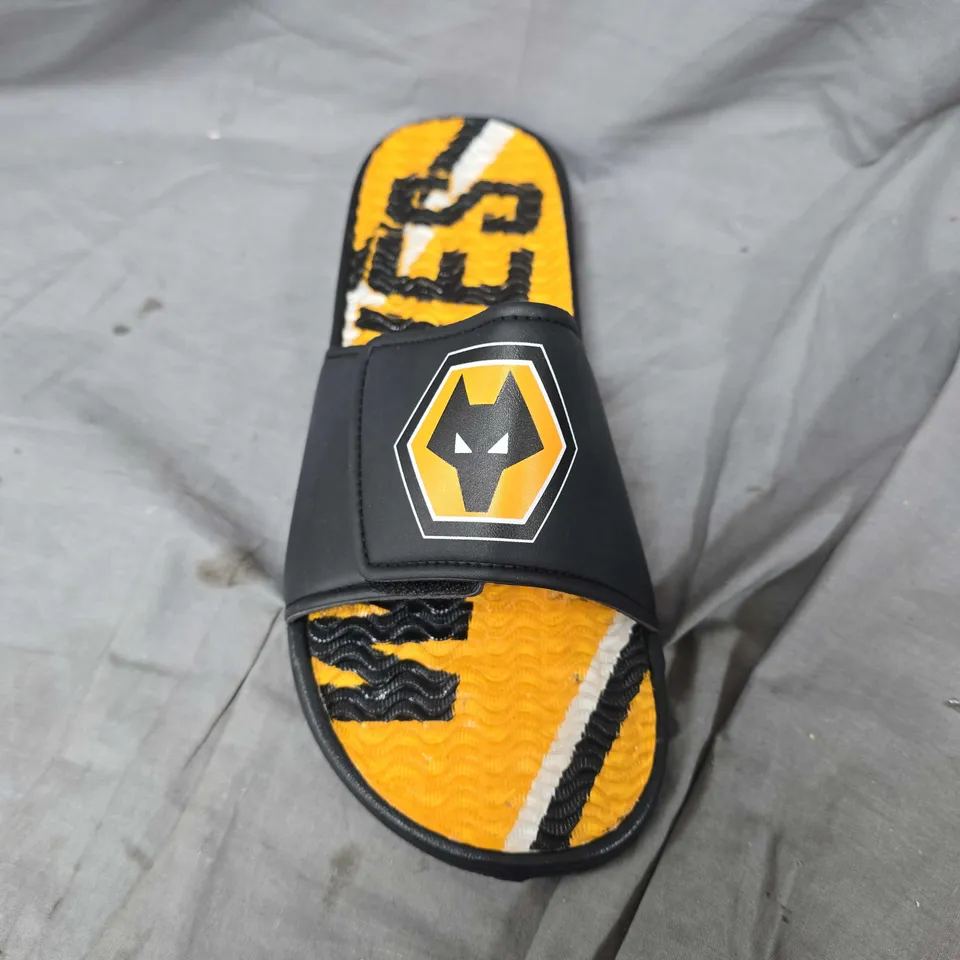 UNBOXED PAIR OF WOLVES FC MENS GEL SLIDES - LARGE