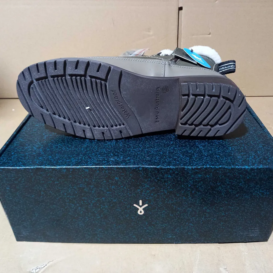 BOXED PAUR OF EMU OKAB FAUX LEATHER BOOTS IN DARK OLIVE UK SIZE 5