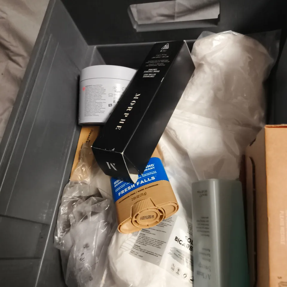 APPROXIMATELY 15 ASSORTED BEAUTY ITEMS INCLUDING WAVE HELLO HAIR TREATMENT , DOVE BODY LOTION AND SQUATCH DEODORANT 