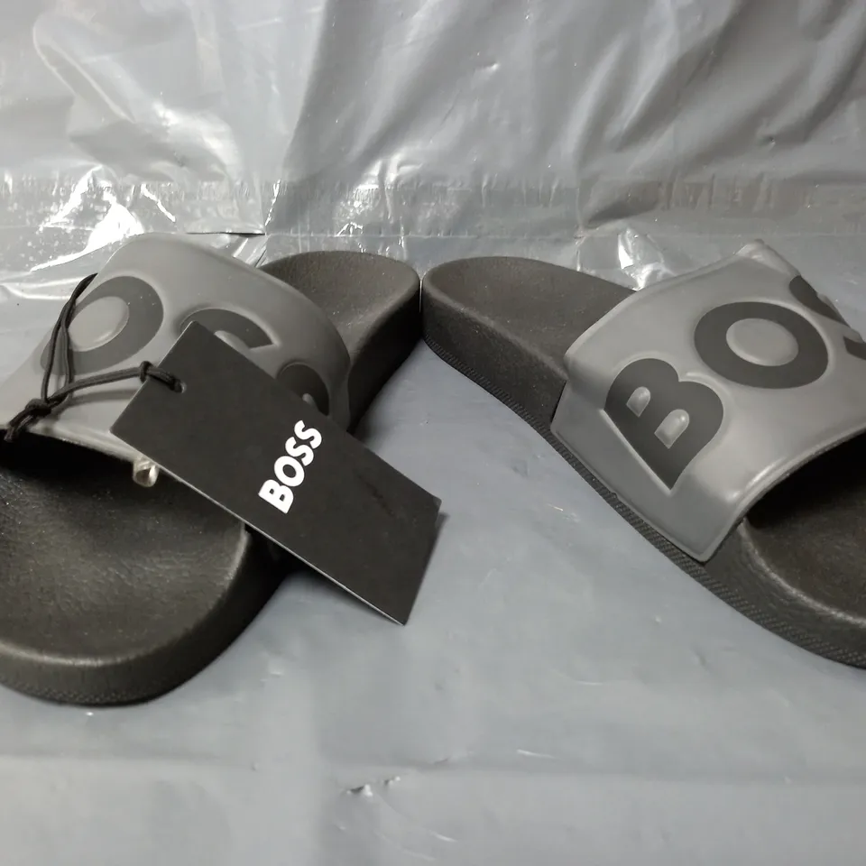 PAIR OF BOSS ARYEH SLIDERS IN GREY - SIZE 41