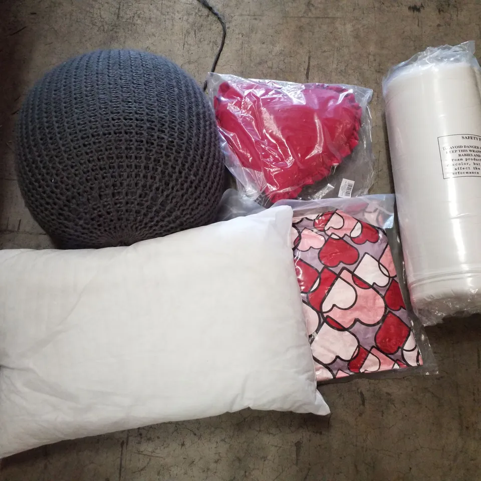PALLET CONTAINING ASSORTED PILLOWS, CUSHIONS & BEDDING 