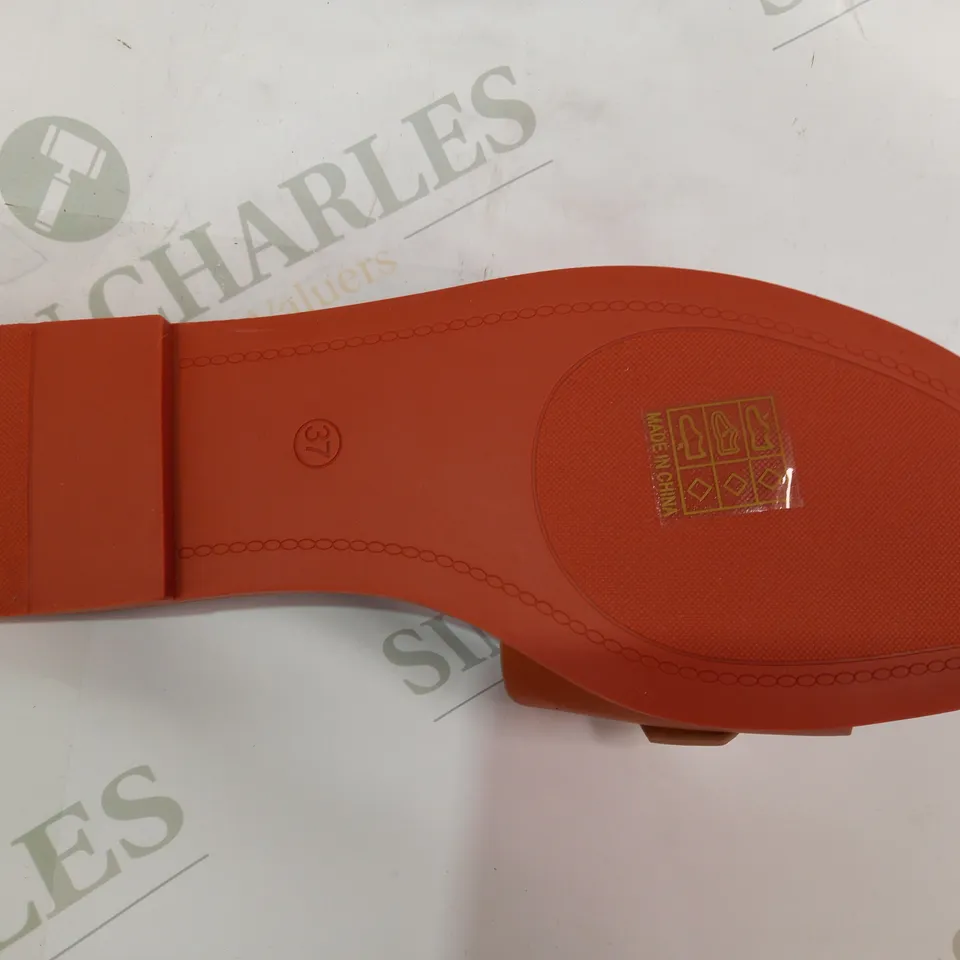 PAIR OF DESIGNER OPEN TOE FLAT SANDALS IN BURNT SIENNA COLOUR W. PEARL EFFECT EU SIZE 37