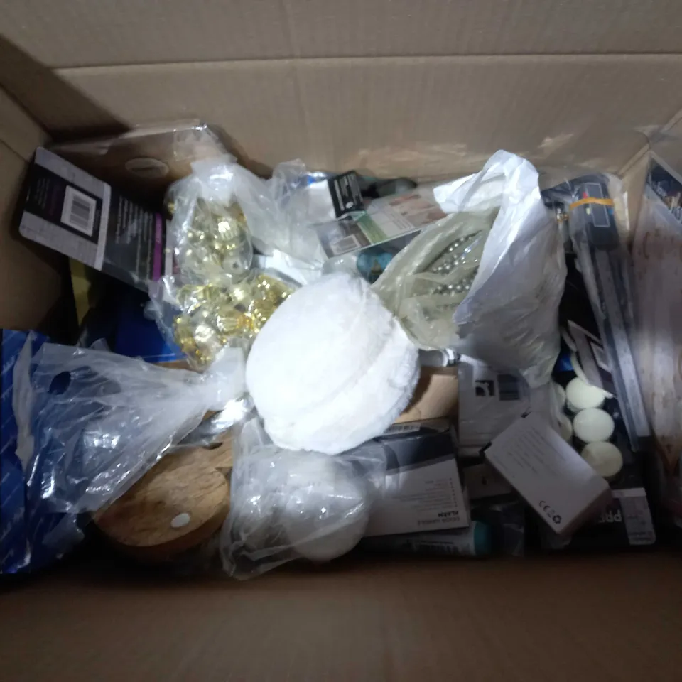 APPROXIMATELY 20 ASSORTED HOUSEHOLD ITEMS TO INCLUDE WINDOW ALERT ALARM, ELECTRONIC WIND LAMP, WAX THORNPROOF DRESSING, ETC