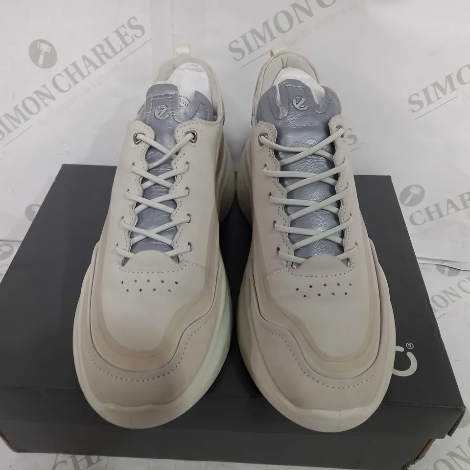 BOXED PAIR OF ECCO THERAP RAISED SLIP ON TRAINERS - WHITE - UK 5-5.5