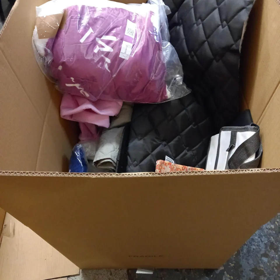 LARGE BOX OF APPROXIMATELY 20 ASSORTED HOUSEHOLD ITEMS TO INCLUDE: BEDSHEETS, TOWELS, PILLOW CASES