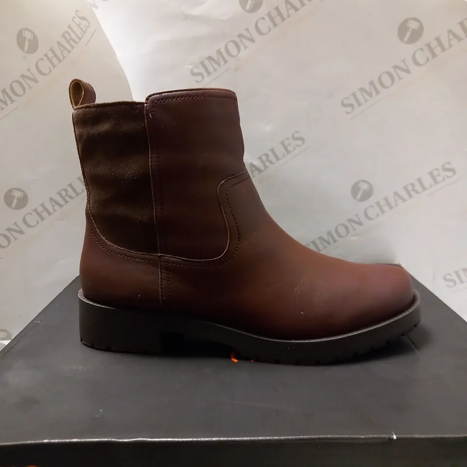 VIONIC BRYN SCOTCH CHELSEA BOOTS - SIZE 6.5