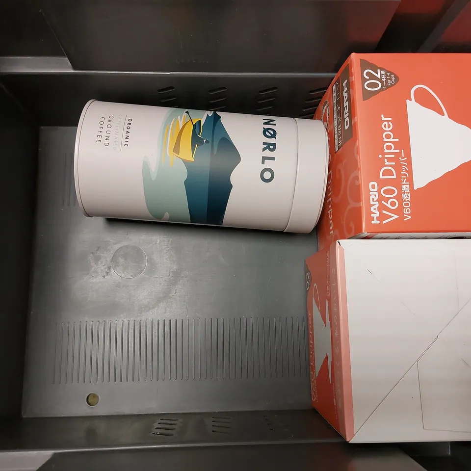 BOX OF APPROX 5 ITEMS TO INCLUDE CARRINGTONS CHILLI SAUCE SET, NORLO ORGANIC GROUND COFFEE AND HARIO V60 DRIPPER