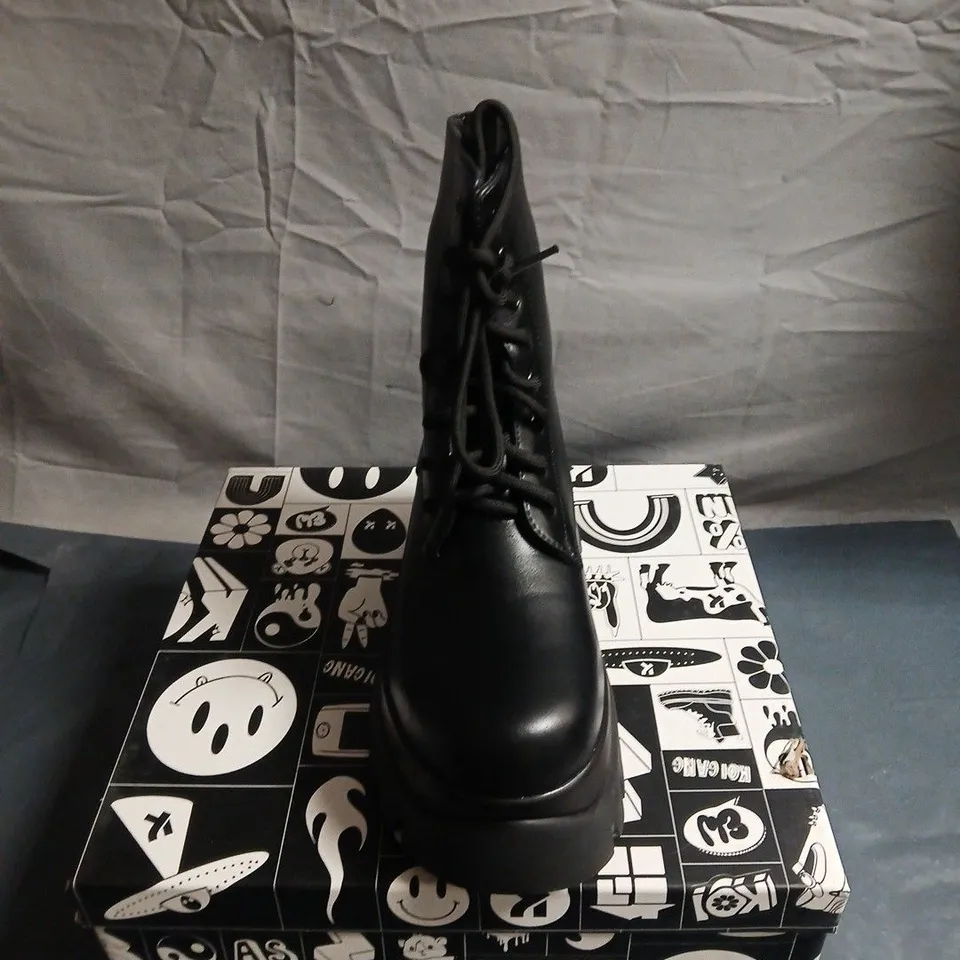 KOI BLACK LEATHER COMBAT BOOTS WITH CHUNKY PLATFORM SOLE – ANKLE HEIGHT, RANCOR BLACK SIZE 4
