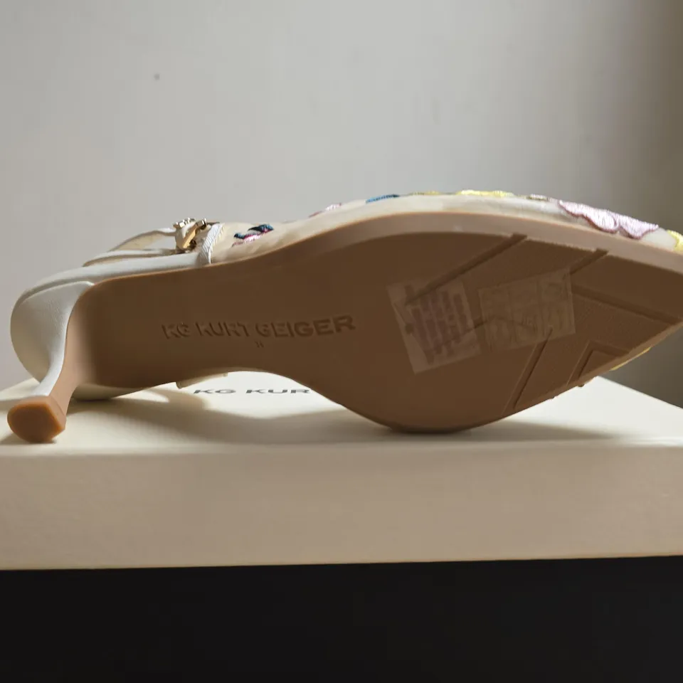 BOXED PAIR OF KURT GEIGER ARIA LOW2 WHITE/COMB FABRIC COURTS – UK 5
