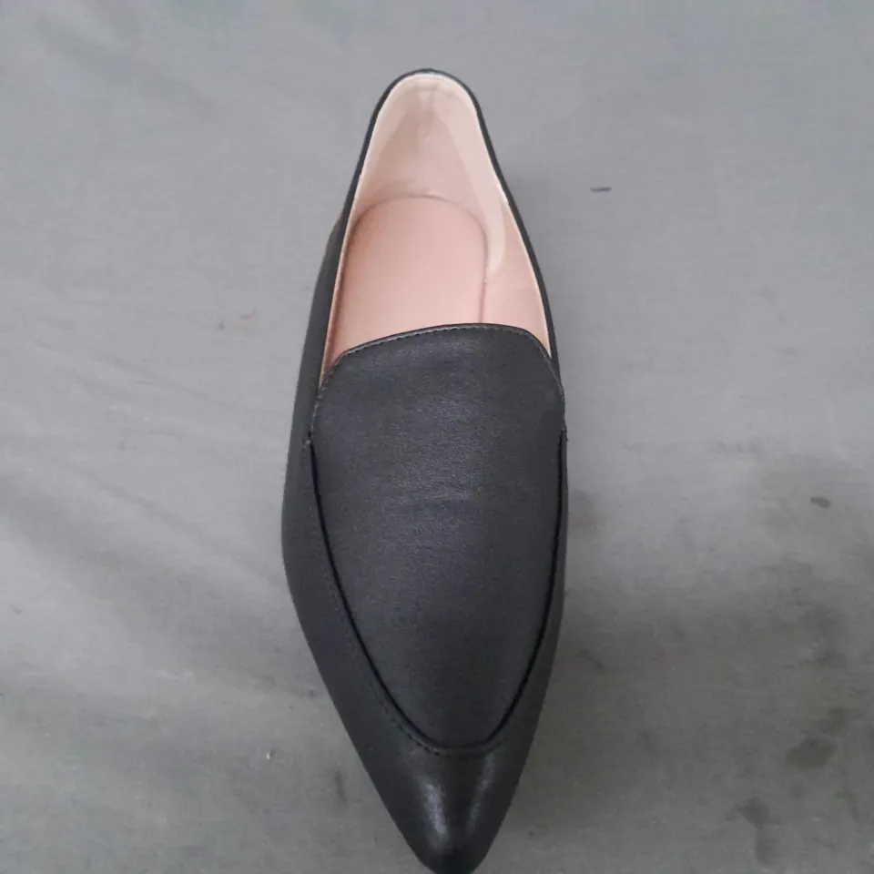 BOXED PAIR OF DESIGNER POINTED TOE SLIP-ON SHOES IN BLACK EU SIZE 38