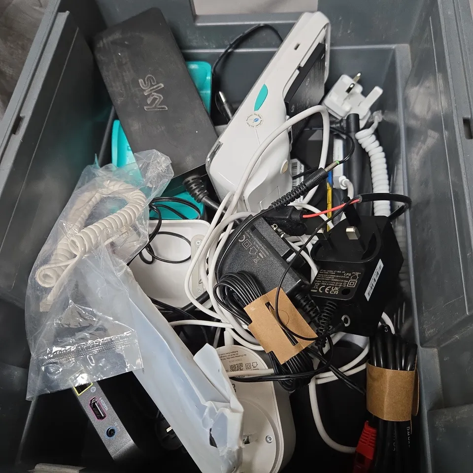 APPROXIMATELY 10 ASSORTED ELECTRICAL ITEMS INCLUDING SKY HUB , SKY REMOTE AND LOGI MOUSE 