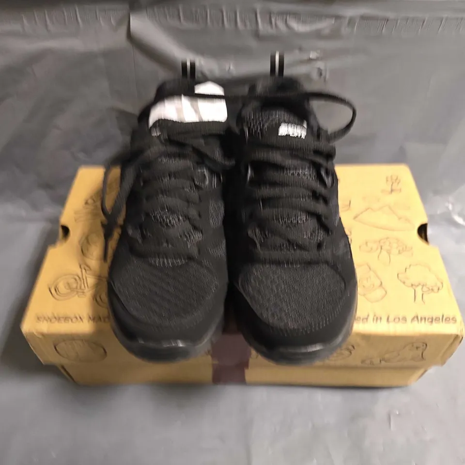 BOXED PAIR OF KIDS SKECHERS TURBO RIDE TRAINERS - UK SIZE 13