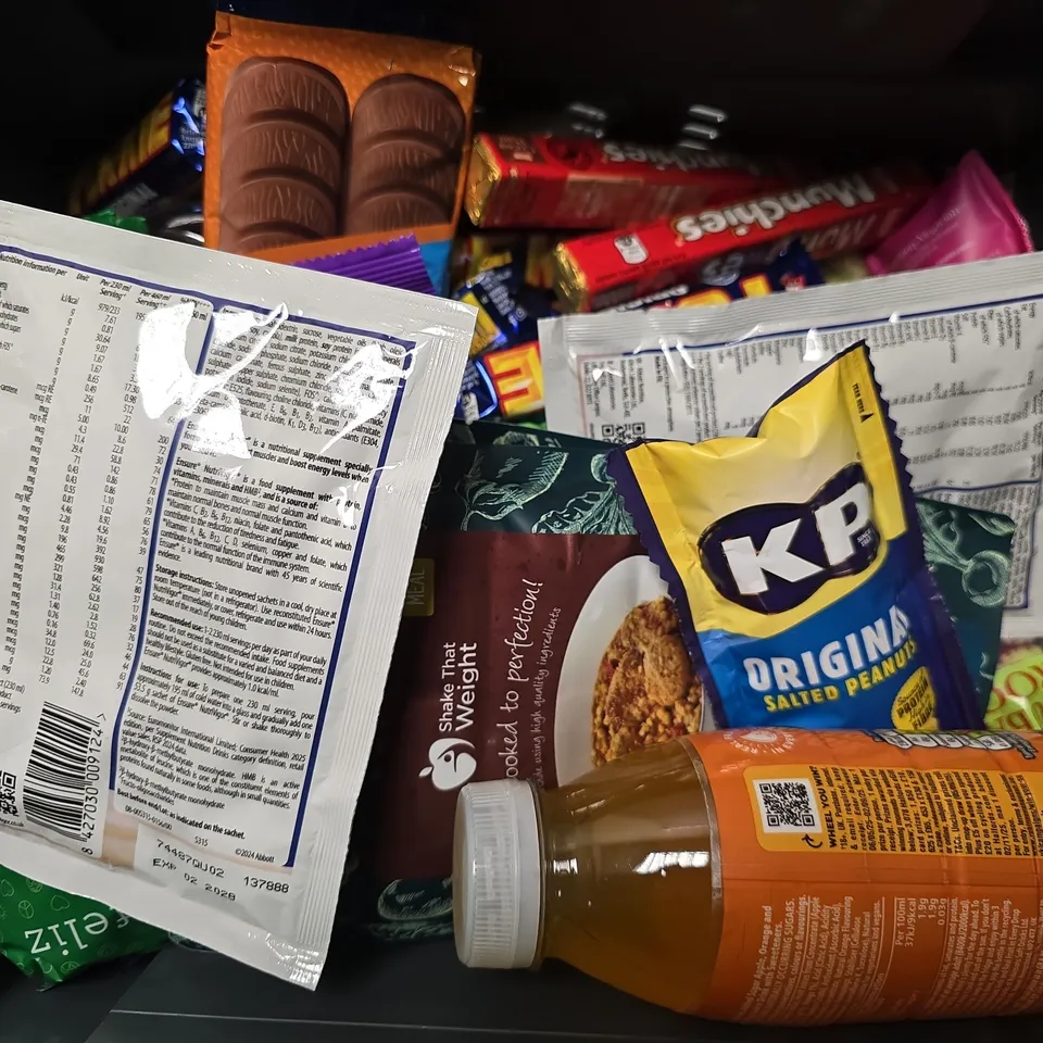 APPROXIMATELY 20 ASSORTED FOOD & DRINK ITEMS TO INCLUDE - HARIBO STARMIX , SHAKE THAT WEIGHT CHICKEN CURRY WITH BROWN RICE ETC