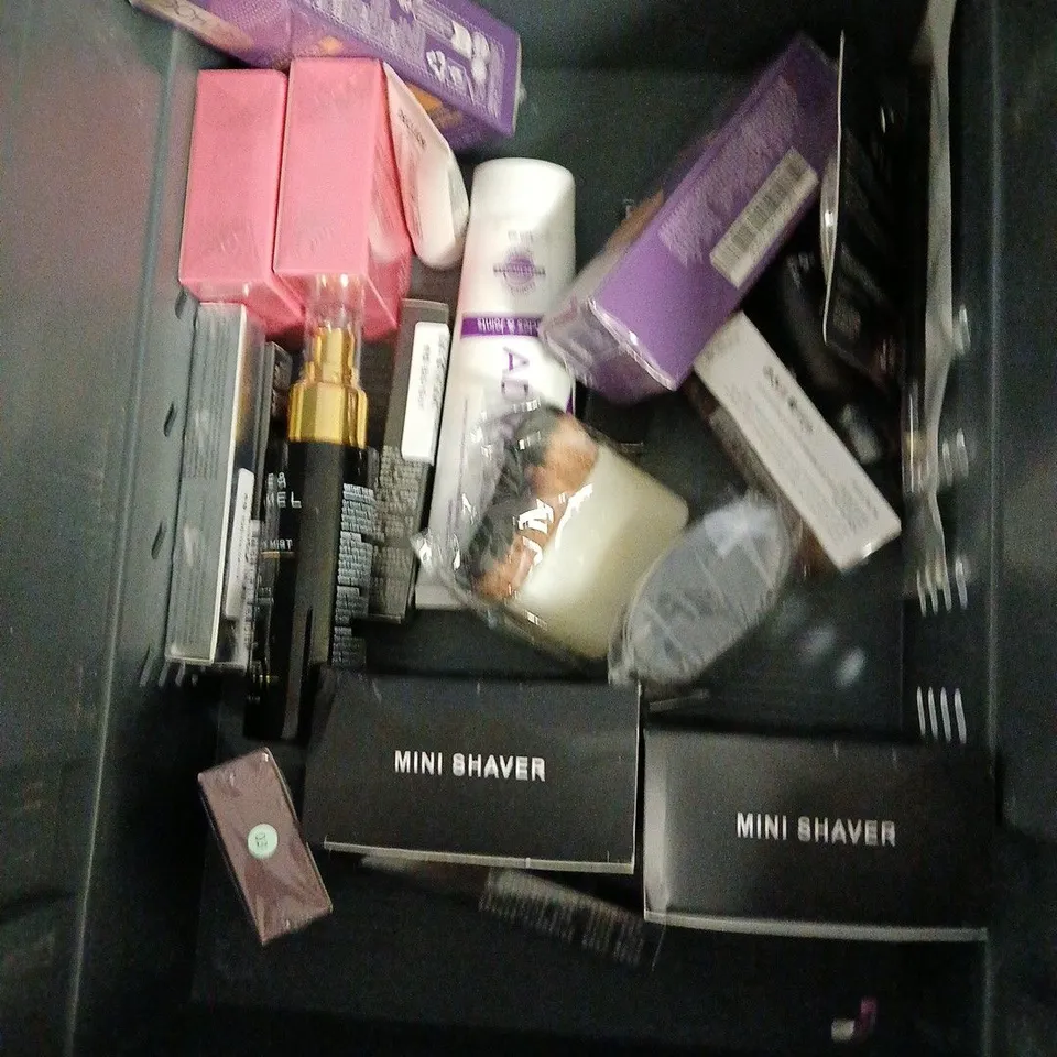 APPROXIMATELY 20 ASSORTED HEALTH & BEAUTY PRODUCTS TO INCLUDE DOVE EXFOLIATING BODY SCRUB, CHILDS FARM BUBBLE BATH, LANCASTER GOLDEN TAN MAXIMIZER, ETC