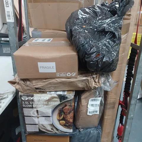 CAGE OF APPROXIMATELY 10 ASSORTED HOUSEHOLD ITEMS TO INCLUDE TABLE LAMP, DINNER PLATES, SLOW COOKER, ETC - COLLECTION ONLY