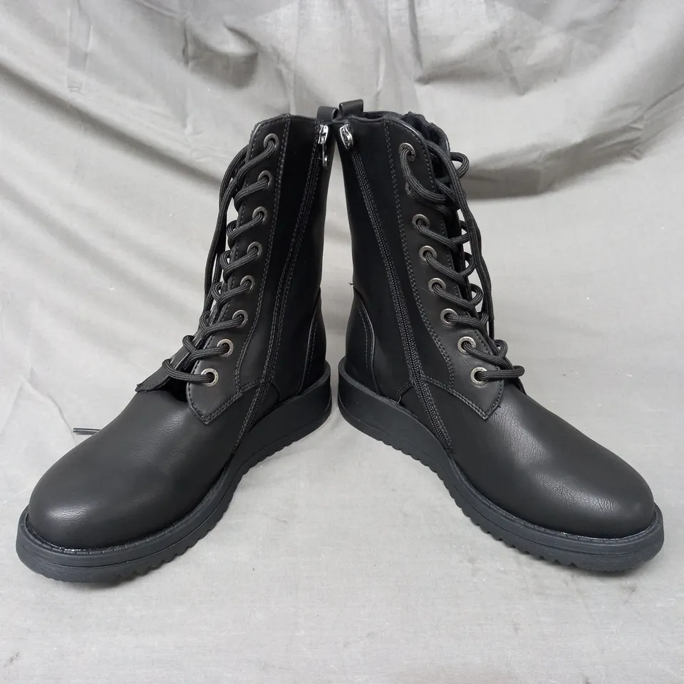 BOXED PAIR OF BLOWFISH MALIBU LOW WEDGE ANKLE BOOTS IN BLACK SIZE 6