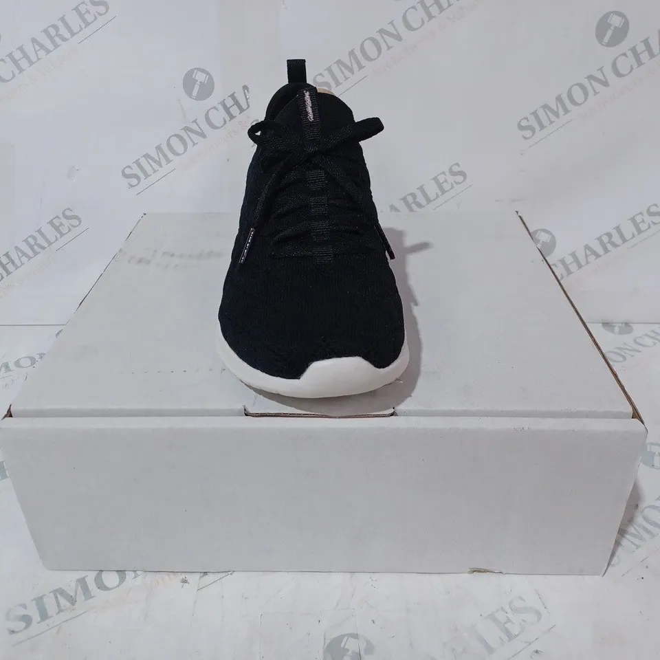 BOXED SKETCHERS STRECH FIT TRAINERS IN BLACK SIZE 6