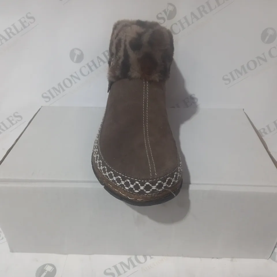 BOXED PAIR OF EARTH ORIGINS EMMALYN SUEDE BOOTIES IN CHOCOLATE SIZE 7